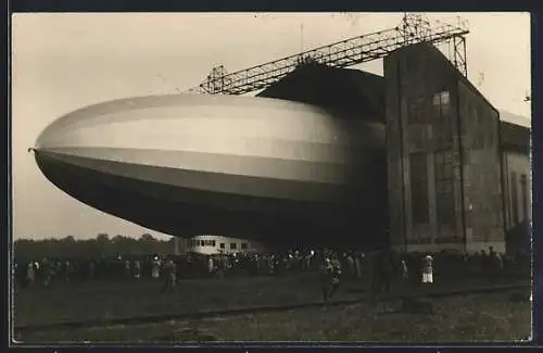 AK Friedrichshafen a. B., Luftschiff Z. 127 bei der Ausfahrt aus der Halle