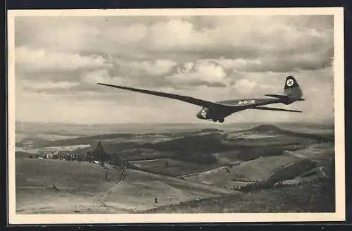 AK Rhön, Segelflugzeug mit  über dem Fliegerdenkmal