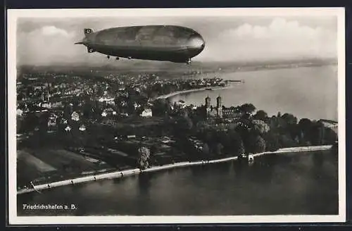 AK Friedrichshafen a. B., Graf Zeppelin in voller Frahrt vom Flugzeug aus gesehen