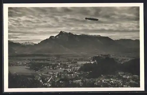 AK Salzburg, Ein Zeppelin /Luftschiff über der Stadt