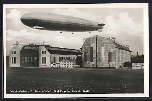 AK Friedrichshafen a.B., Das Luftschiff Graf Zeppelin über der Werft