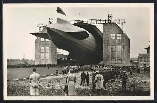 AK Ausfahrt des Graf Zeppelin aus der Luftschiffhalle