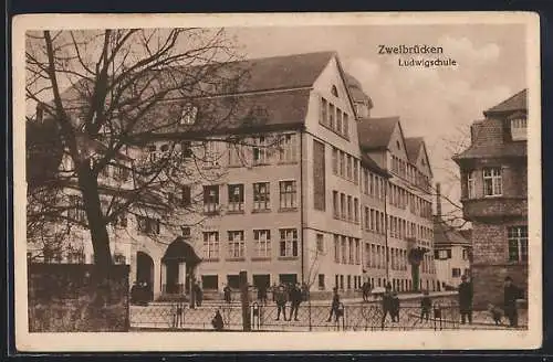 AK Zweibrücken, Passanten vor der Ludwigschule