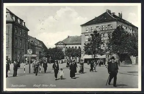 AK Zweibrücken,  Platz mit Schuhaus Schneider, Litfasssäule, Wegweisen und vielen Menschen