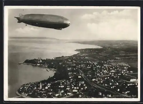 AK Friedrichshafen a. Bod., Totalansicht mit Zeppelin