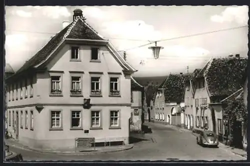 AK Mussbach / Weinstrasse, Rathaus und Bahnhofstrasse