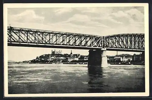 AK Bratislava, Most dunajsky, Donaubrücke mit Blick zum Ort