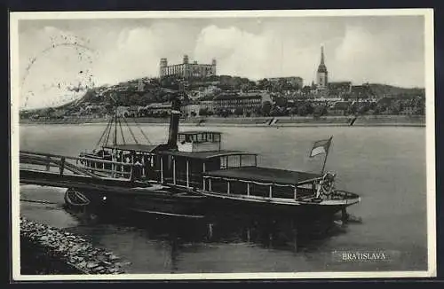 AK Bratislava / Pozsony, Dampfer am Anleger, Blick zur Stadt