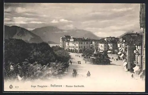 AK Verbania-Pallanza, Piazza Garibaldi mit Geschäften, Pferdekutsche