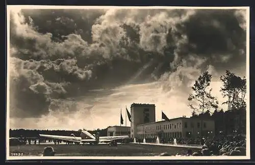 AK Frankfurt a/M, Welt-Flughafen Rhein-Main, Junkers Ju 52 mit stürmischem Himmel