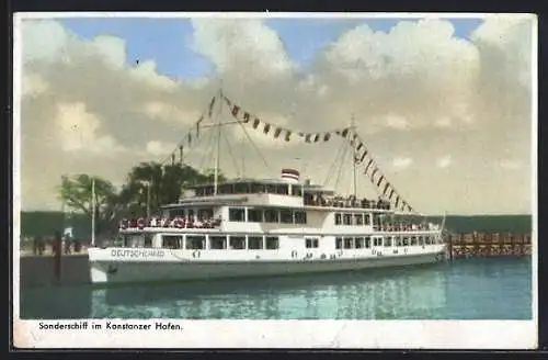 AK Konstanz, Salondampfer Deutschland in Flaggengala im Hafen