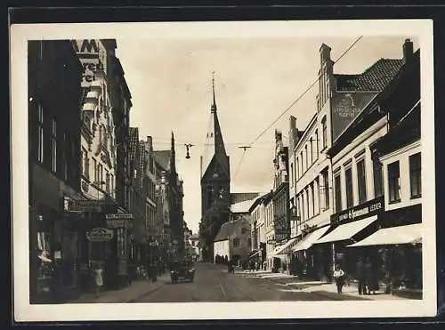 AK Flensburg, Grosse Strasse mit Passanten