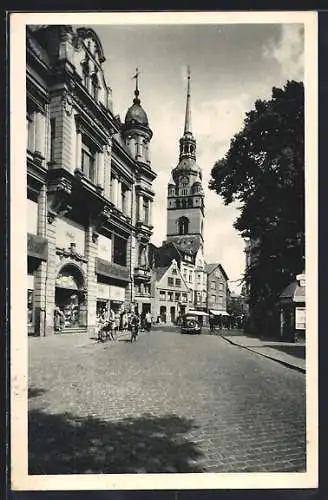 AK Itzehoe, Viktoriastrasse mit Ladengeschäften und Blick nach der Kirche