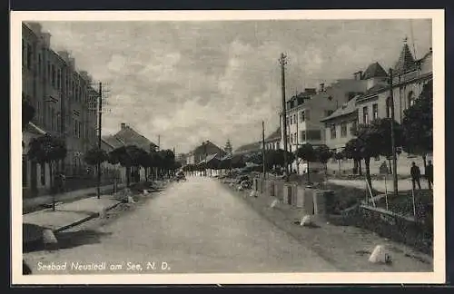 AK Neusiedl am See, Strassenpartie mit Passanten