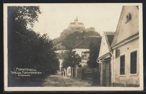 AK Forchtenau /Burgenland, Ortspartie mit Schloss Forchtenstein