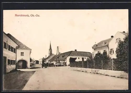 AK Marchtrenk, Strassenpartie mit Blick zur Kirche