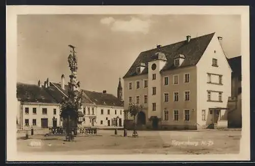 AK Eggenburg, Platz mit Denkmal