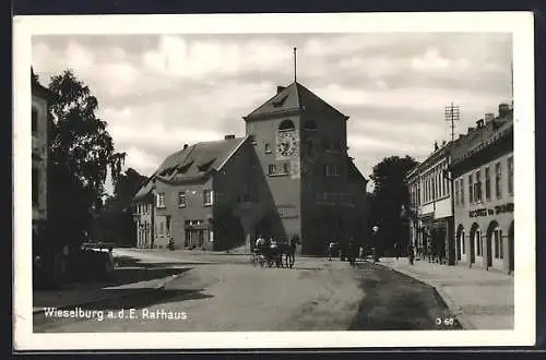 AK Wieselburg, Strassenpartie mit Rathaus, Pferdekutsche und Passanten