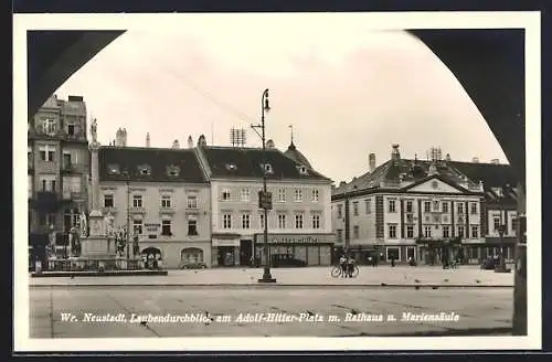 AK Wiener Neustadt, Laubendurchblick am Platz mit Geschäften, Rathaus und Mariensäule