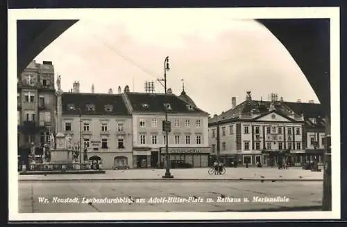 AK Wiener Neustadt, Laubendurchblick am Platz mit Geschäften, Rathaus und Mariensäule