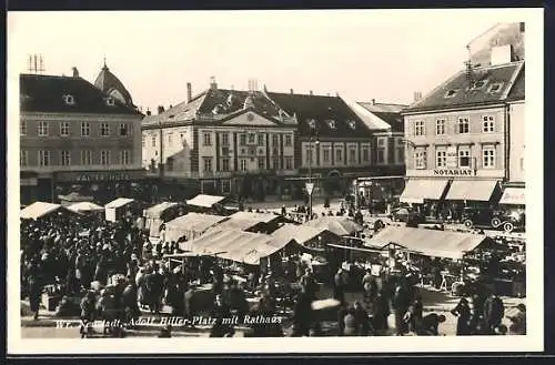 AK Wr. Neustadt, reges Treiben am Platz mit Rathaus