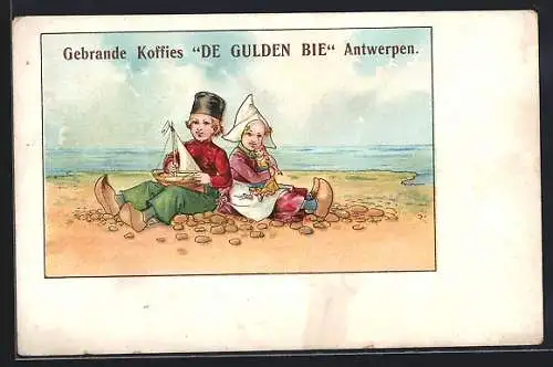 Lithographie Gebrande Koffies De Gulden Bie, Antwerpen, Kaffee-Reklame, Holländer in Tracht am Strand