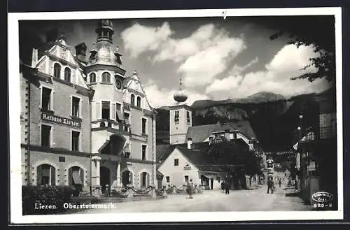 AK Liezen /Obersteiermark, Strassenpartie mit Rathaus