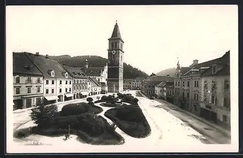 AK Judenburg, Strassenpartie mit Turm und Brunnen