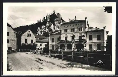 AK Thörl /Steierm., Strassenpartie mit Villa Auheim und Ruine