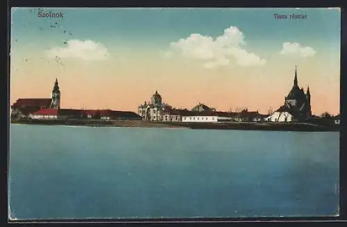 AK Szolnok, Tisza részlet, Blick vom Wasser zur Synagoge