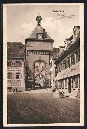 AK Bietigheim / Enz, Strassenpartie mit Stadttor