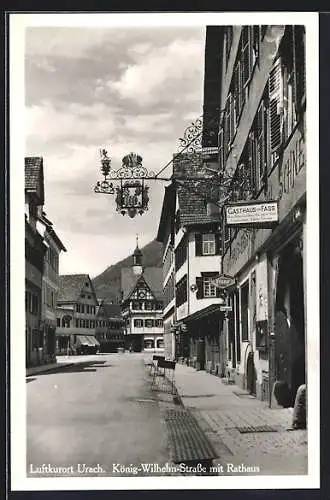 AK Bad Urach, König-Wilhelm-Strasse mit Rathaus