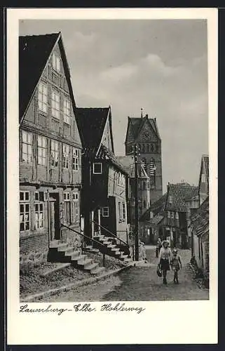 AK Lauenburg /Elbe, Hohlerweg, Strassenpartie mit Kirche und Fachwerkhäusern