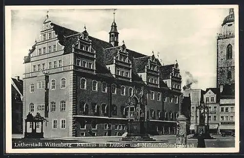 AK Wittenberg / Elbe, Rathaus mit Luther- und Melanchthondenkmal