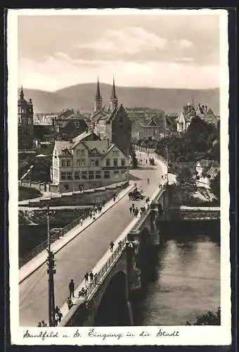 AK Saalfeld / Saale, Brücke am Eingang zur Stadt, Kirche im Hintergrund