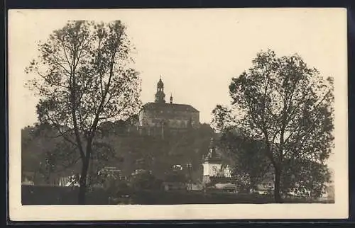 AK Nachod, Häuser mit Schloss Nachod