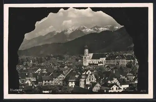 AK Bludenz, Blick auf die Stadt durch einen Torbogen