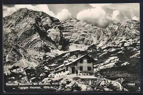 AK Gesäuse Hesshütte am Ennseck, Mann am Eingang der Hütte, Hochtor