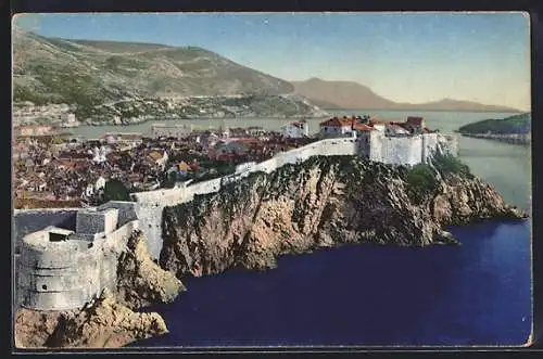 AK Dubrovnik, Stadtpanorama mit Küste und Stadtmauern