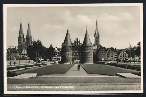 AK Lübeck, Holstentor mit Marien- und Petrikirche