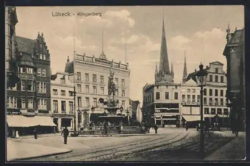 AK Lübeck, Strasse Klingenberg mit Blick zur Kirche