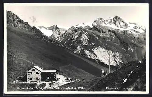 AK Matrei-Kaisertörlhütte, Ansicht mit Grossglockner, Leute auf der Terrasse