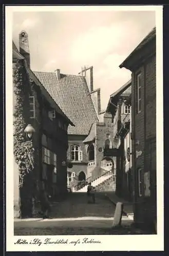 AK Mölln / Lauenburg, Durchblick auf's Rathaus