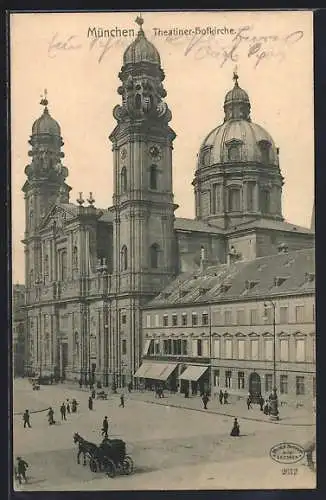 AK München, Theatiner-Hofkirche mit Passanten, Pferdekutsche