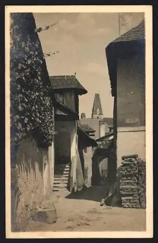 AK Weissenkirchen a. d. Donau, Häuser an Gasse mit Blick auf Kirchturm