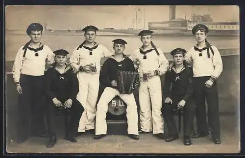 Foto-AK Matrosen in Uniform mit Schifferklavier