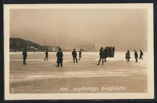 Foto-AK Kiel, Menschen auf dem zugefrorenen Kriegshafen