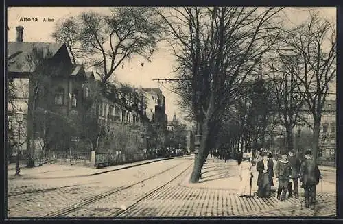 AK Hamburg-Altona, Allee mit Passanten