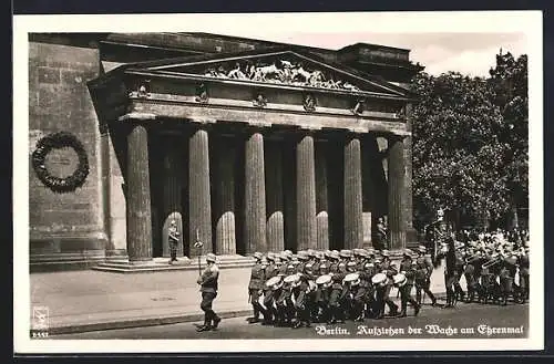 AK Berlin, Aufziehen der Wache am Ehrenmal, Militärparade