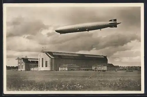 AK Graf Zeppelin über der Werft, 